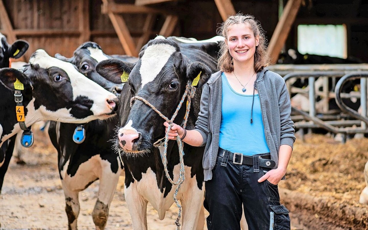 Jasmin Kretz mit Dream Girl, einer ihrer Lieblingskühe auf dem Lehrbetrieb. Die Liebe zu Kühen begleitet sie schon seit ihrer Kindheit auf dem elterlichen Bauernhof.